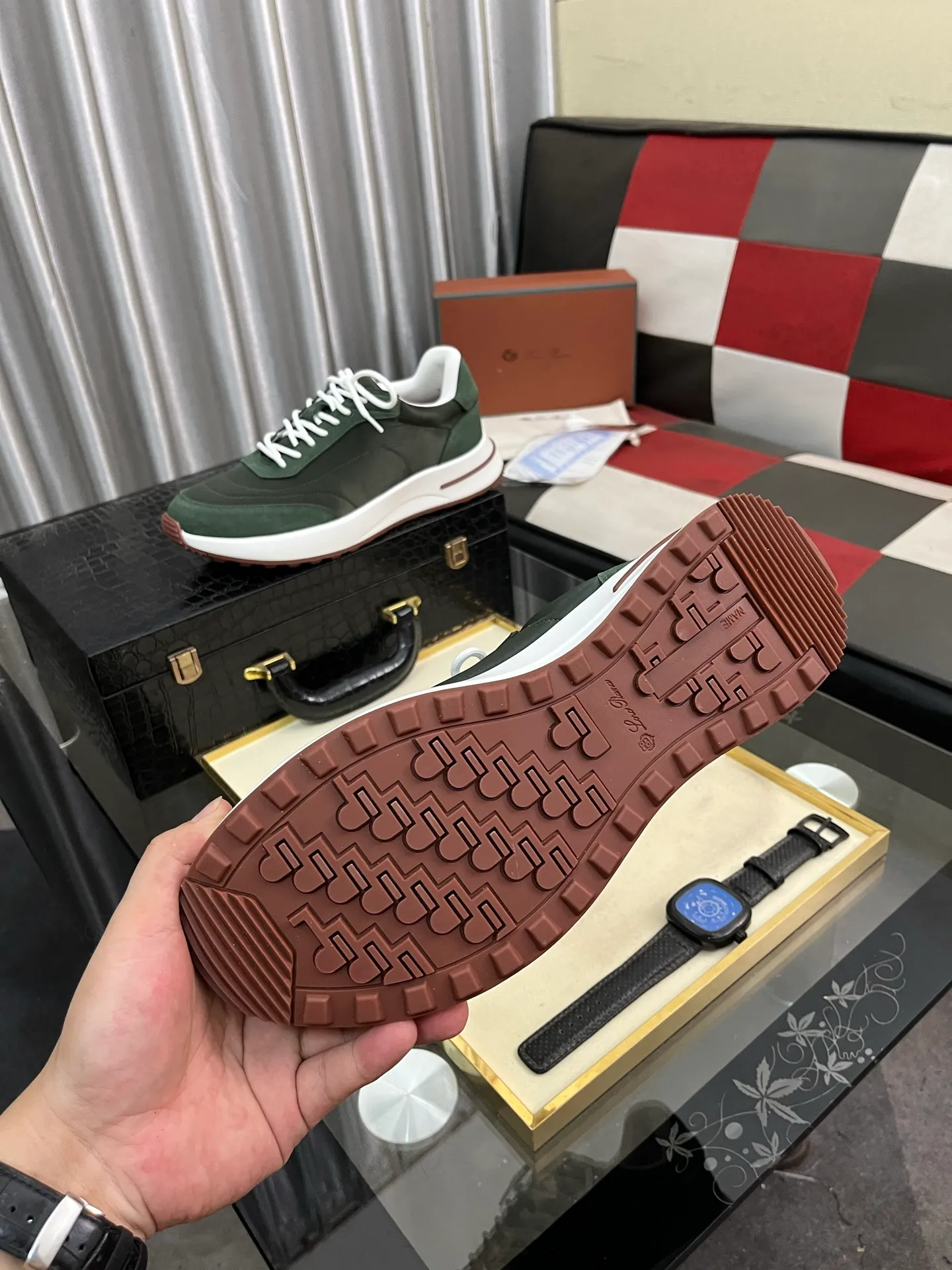 Men's shoes 💰458⌚️⌚️ Loro Pian* Loro Pian* casual shoes are made of cowhide frosted cowhide. Unique texture, simple and elegant, in line with Asian shoe lasts. Almond toe bar, apron style toe, drum-stitched upper. Same color stitching details. Slip-on style for easy on and off. Original color full cowhide lining. The insole is decorated with the 🈶️ brand logo. The original open-molded TPU raw rubber outsole. The soft rubber sole has super grip performance. Comfortable and casual style. You can create 🉑casual🉑formal urban style at will!  Code number: 38-44
